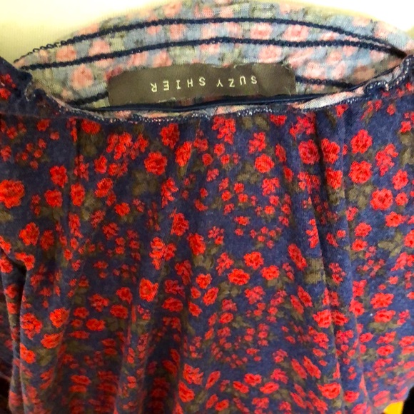 Cute flowery top - Picture 3 of 3